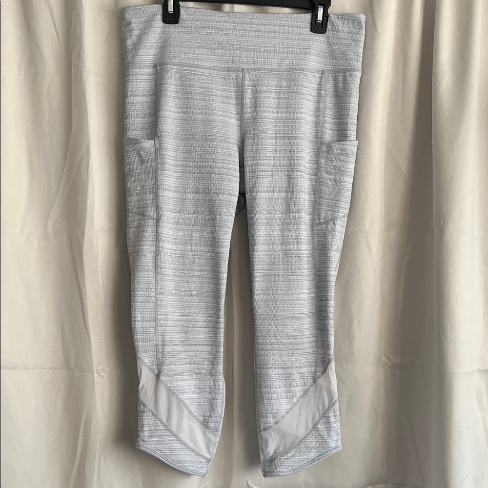 Athleta Mesh Jacquard Textured Gray‎ White Mesh Capri Leggings XL Tall